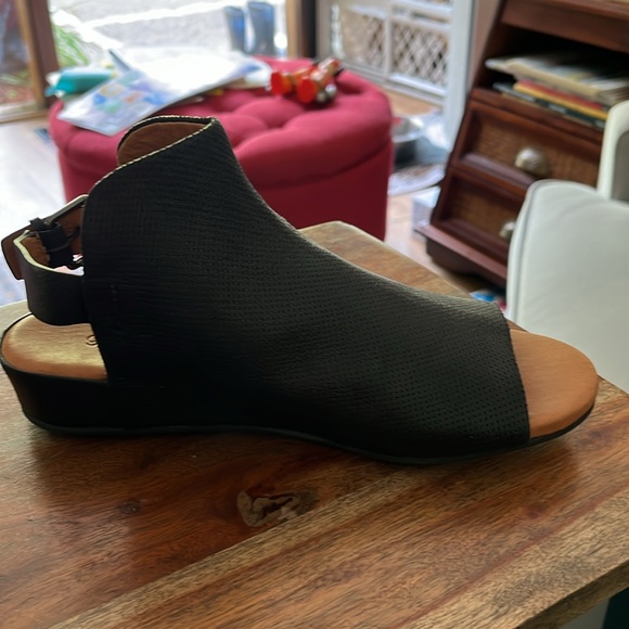 Gentle Souls Black Leather Gladiator Sandals-Size 6.5 - Picture 4 of 8